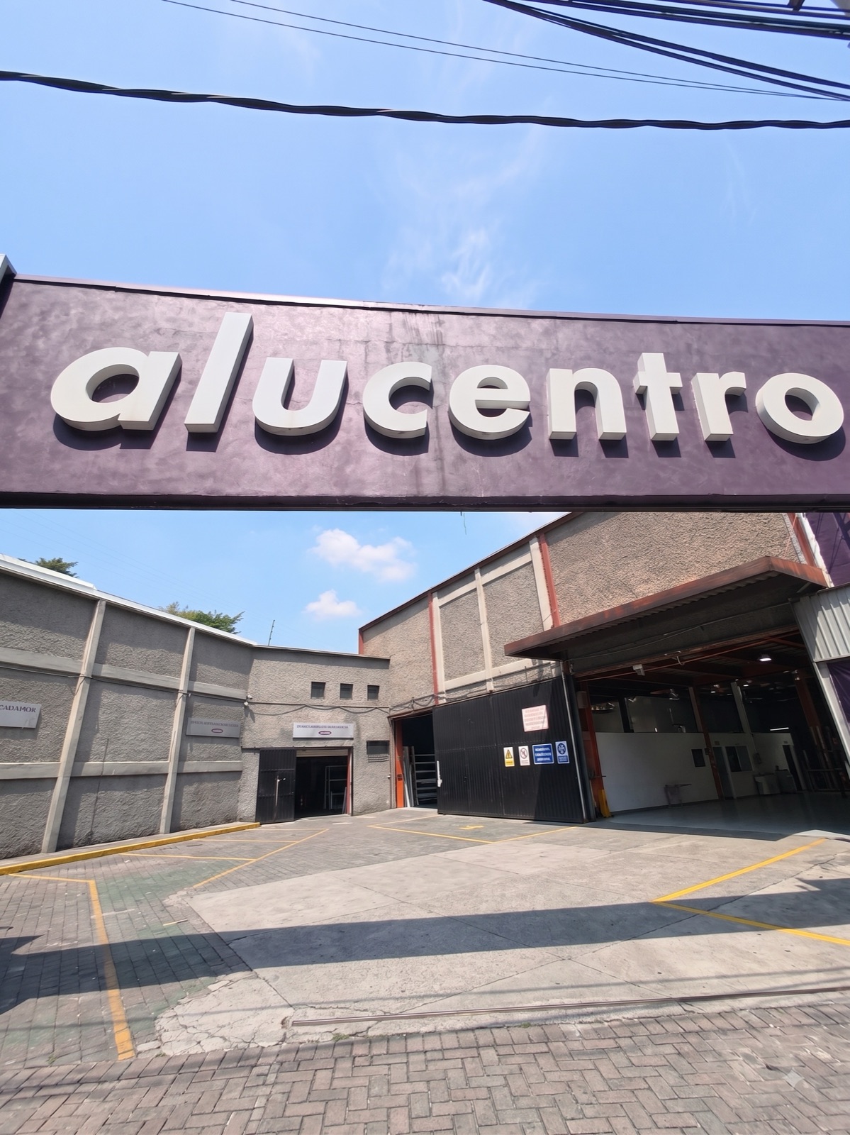 Entrada y acceso de descarga de material en Alucentro