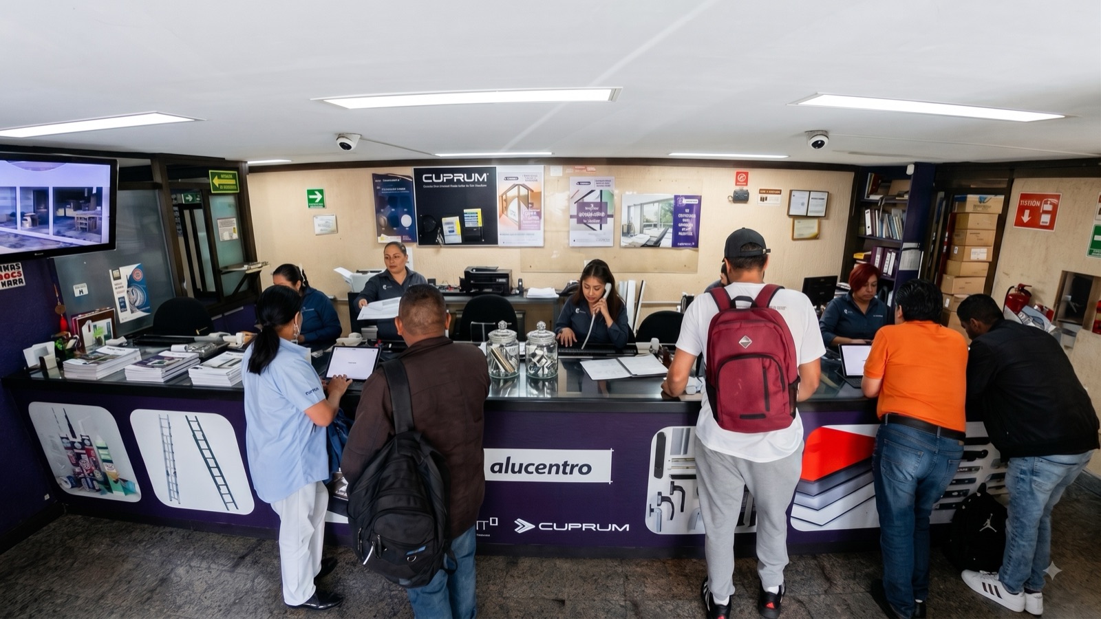 Mostrador de atención a clientes en sucursal Alucentro